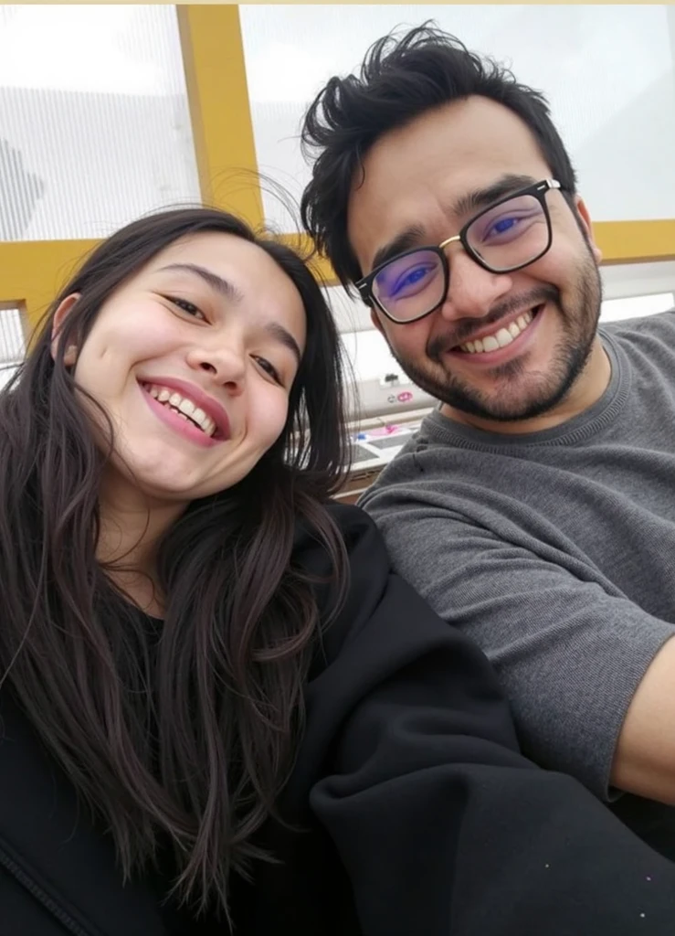 There are two people who are posing for a photo together, no parque em um belo dia, em um parque, no parque, Directed by: Nandor Soldier, foto de perfil, they are in love, com nerd! glasses! e cavanhaque, with nerdy glasses and goatee, no Parque, Parque em segundo plano, par