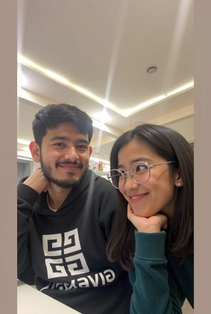 there is a man and woman that are smiling together, Casal feliz, selfie apaixonada, selfie shot straight on angle, casal sorridente, com ela longa, foto de perfil, suave em _ O pano de fundo, Tyler Edlin e Natasha Tan, foto descoberta, Imagem, uma imagem, foto do snapchat, Jordan Grimmer e Natasha Tan, both smiling for the camera, Lovely couple