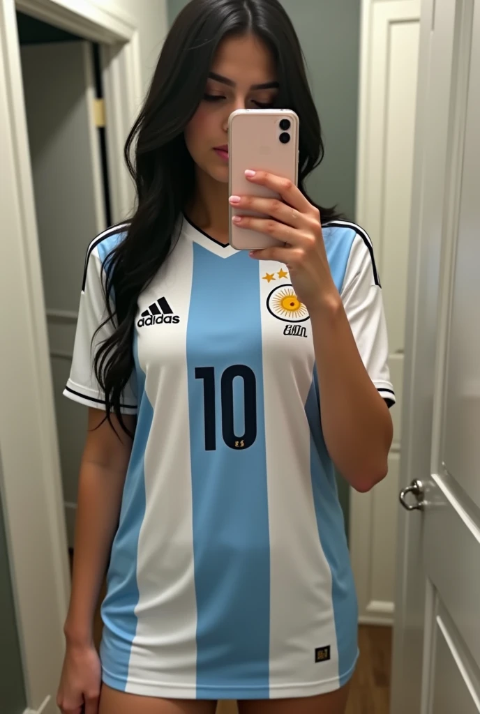 chica con camiseta de la seleccion argentina