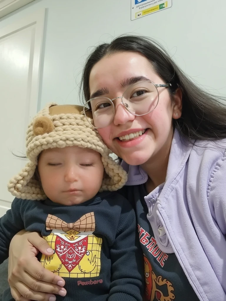 There is a baby sitting on a bed, bochechas rosadas, ela tem um rosto expressivo bonito, wearing a pink head band, ela tem um rosto bonito, 6 meses, it's wearing a cute little hat, vestida de homem aranha, roupinha do homem aranha