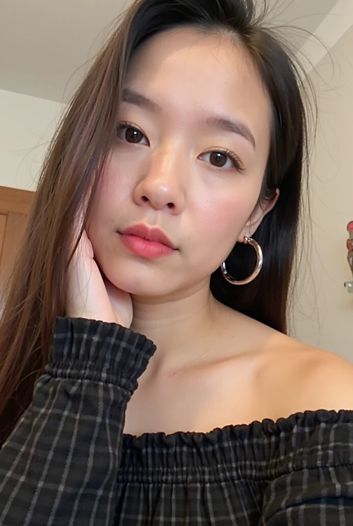 there is a woman that is sitting down with a cell phone, coreana, Asian, beautiful Asian, gorgeous young mulher coreana, beautiful south mulher coreana, 27 anos de idade, asian face, beautiful young mulher coreana, 22 anos de idade, 28 anos de idade, young cute wan asian face, mulher coreana, 18 anos de idade, uma mulher Asian
