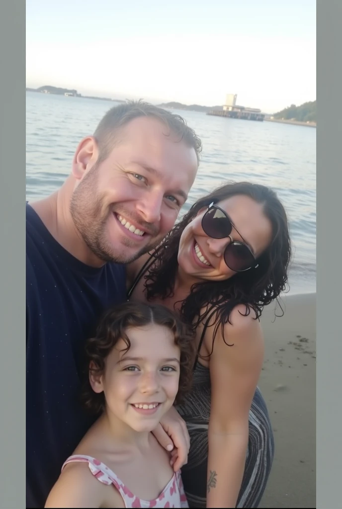 There are two adults and a child in the water with a man, on the ocean water, no oceano, divertindo-se, no oceano, vacation photo, no mar, in the water, na praia, in water! down to the shoulders, flutuando no oceano, na praia, Divirta-se, foto de praia, fami