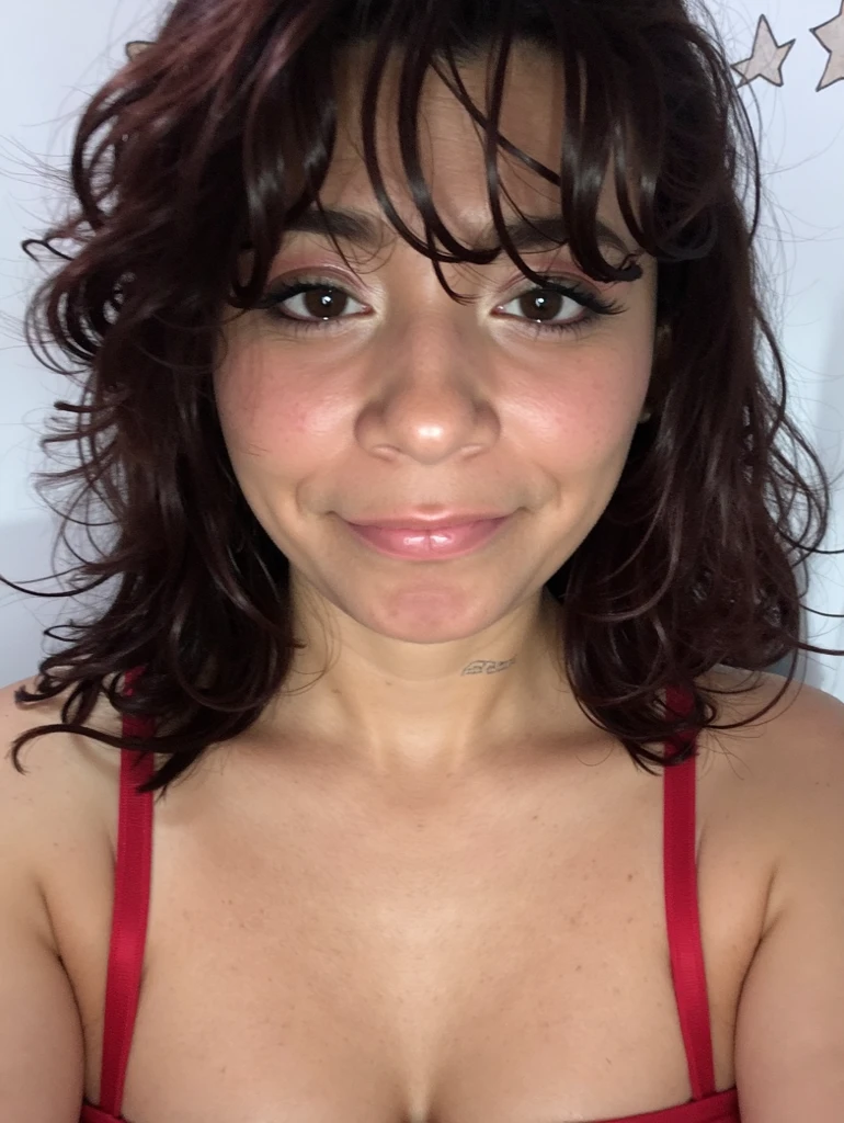 Chica de pelo rubio en ropa interior roja