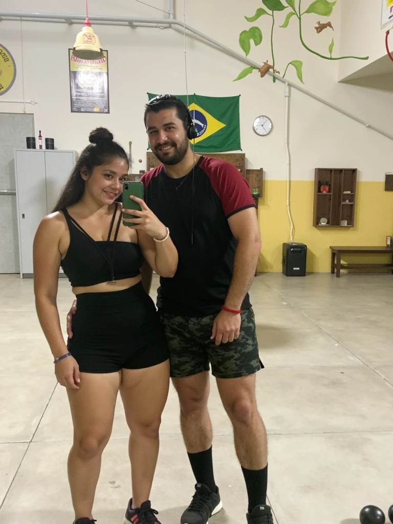 Garota da esquerda com uma bunda muito grande. Garota da direita com seios muito grandes