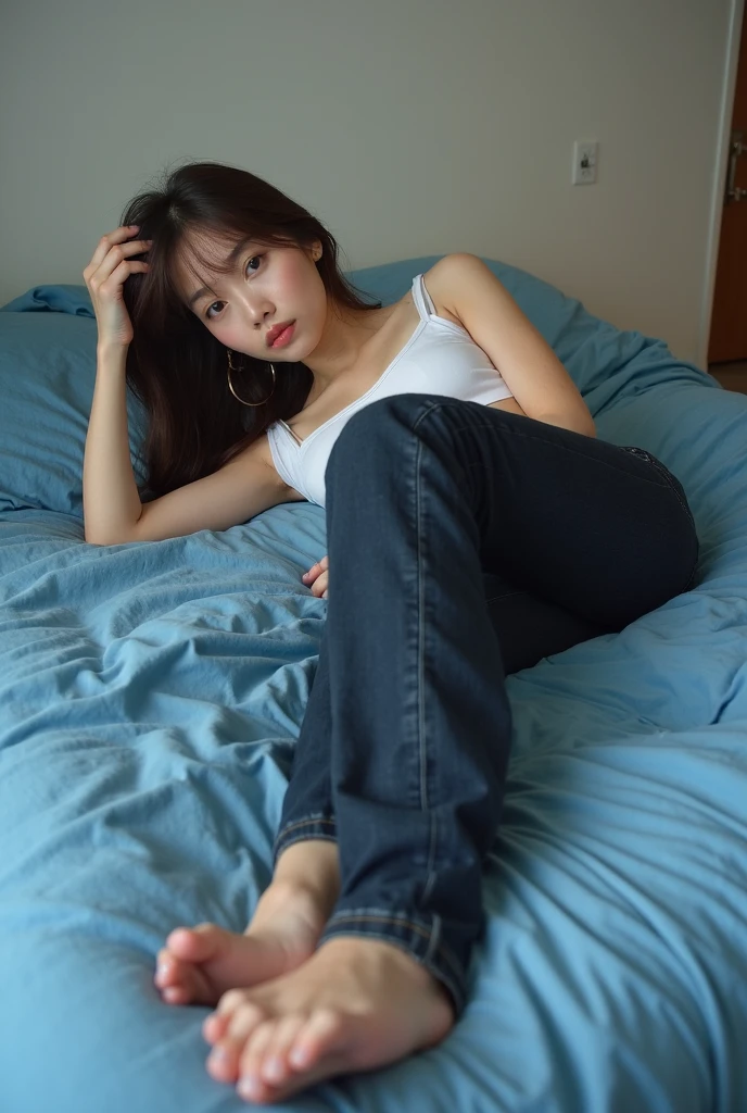 1 young pregnant girl,cabelos loiros compridos,olhos azuis, thin lips, rosto redondo,seios grandes,quadril largos, usando roupas de de adolescente ,full body scene sitting on the sofa 