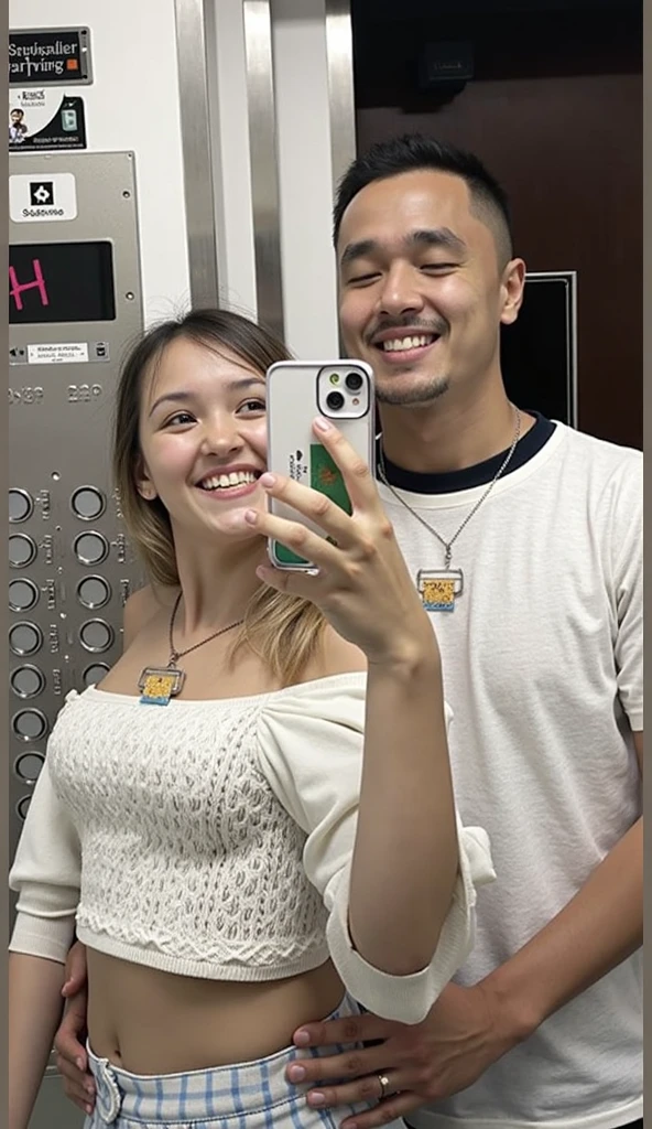 there is a man and woman taking a selfie in a elevator, in a subway, imagem da vida real, Fotografia tirada em 2 0 2 0, taken in the early 2020s, foto da vida real, em um elevador, Foto realista, photo taken at night, long distance photo, 2 0 2 2 foto, bela foto, celular