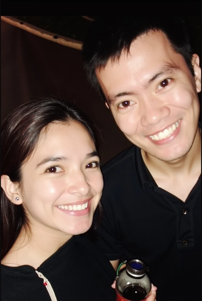 They're under a tent at a festival with a man and a woman, imagem de qualidade muito baixa, Postagem no Reddit, foto de baixa qualidade, foto de perfil 1024px, selfie shot straight on angle, foto do perfil, facebook post, Postagem 4k, 4 k post, Tyler Edlin e Natasha Tan, music festival, belos arredores, foto de perfil