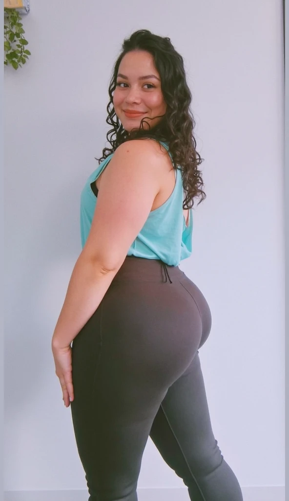Arafed woman wearing a purple sports bra taking a selfie, grueso, cabin!! cuerpo saludable, foto en forma, camiseta violeta ajustada, traje ajustado, tapa morada, cintura delgada y caderas gruesas, vestimenta ajustada, ella tiene un vientre redondo, gordo y ondulado, violeta myers, chica en forma, julia fuentes, deportes bien, traje morado, mayas ajustadas en su entrepierna, it marks its intimate shape too much, dejando ver lo que se llama como Cameltoe