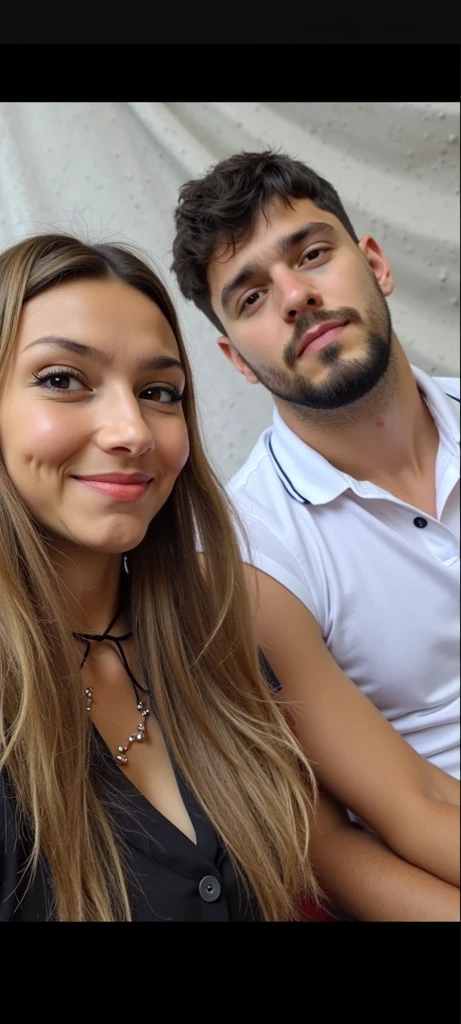 aesthetic art, um casal, cabelos pretos, eyeglass, cabelos bonito, sardas em ambas as bochechas, full pouty lips, sympathetic look, pele clara, camiseta, small construction,