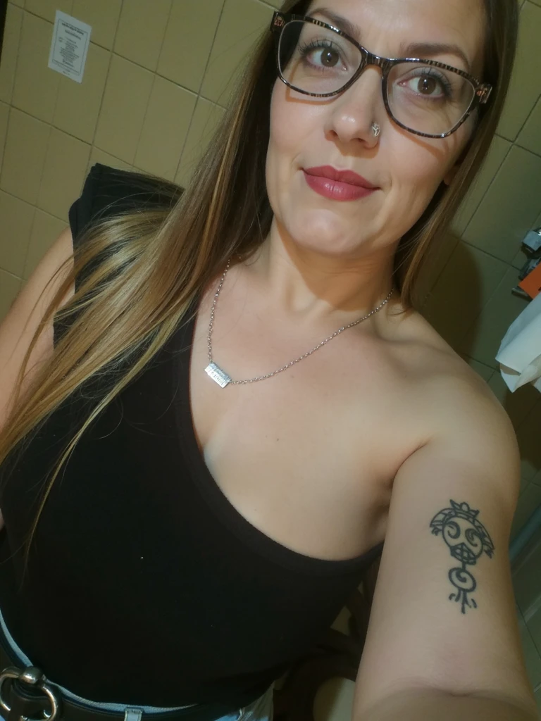 um desenho de uma mulher com um telefone celular e um diagrama de seu corpo, desenho, 3D, realismo, hiper realismo, looks like fabiula nascimento, powder Nándor Katona, pele latina, isso, O morto, justapostos, fino, supermodelo brasileira, proporcional, corpo feminino, Description