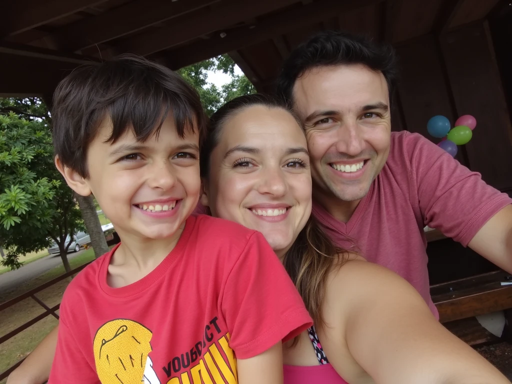 There is a man and a woman sitting with a child in a park, marido esposa e filho, divertindo-se, no parque, imagem de perfil, Parque em segundo plano, Divirta-se, no parque em um belo dia, em um parque, Happy family, vacation photo, Directed by: Nandor Soldier, photo taken at night, imagem do avatar