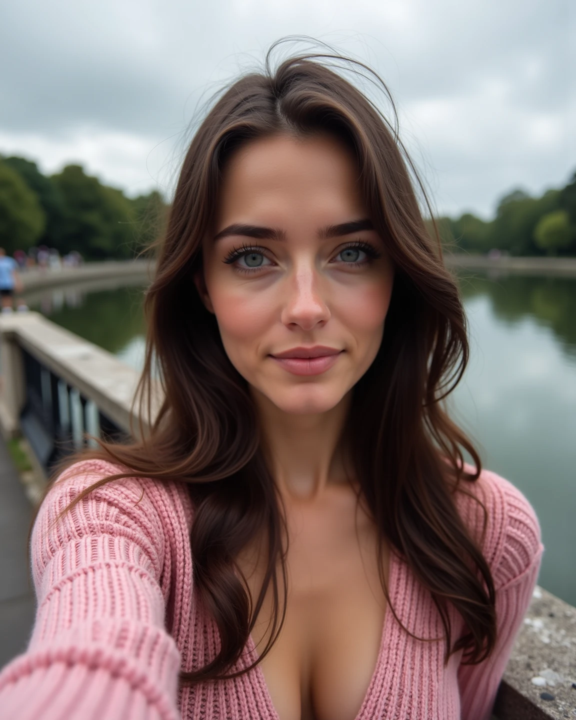 21-year-old brunette European woman with long hair and green eyes
. She makes a cute photo in paris