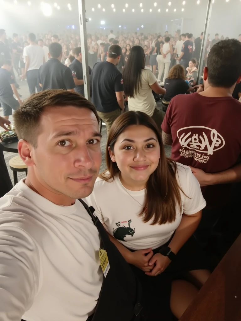 There are two people standing in a large auditorium with a crowd, audience selfie, foto de 2022, Fotografia tirada em 2 0 2 0, foto do concerto, taken in the early 2020s, instagram post, imagem de perfil, Beautiful, fotografia tirada em 2 0 2 0, divertindo-se, EUA-Set 20, 🌻🎹🎼