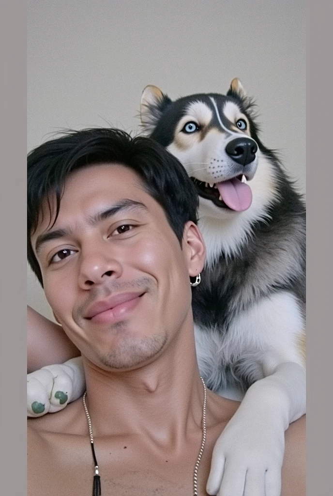 Um furry lobo, masculino, na praia de nudismo, onde ele estaria tomando sorvete de morango