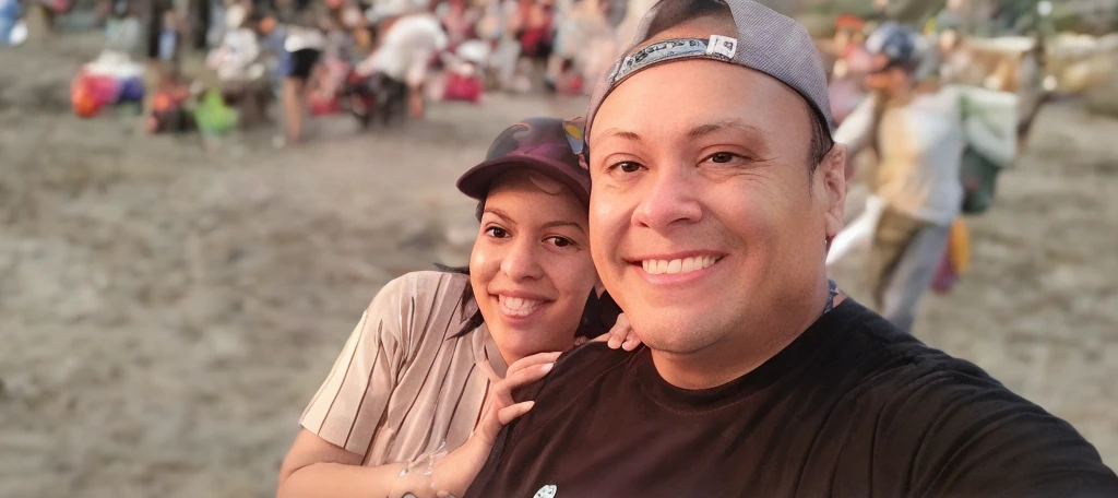 There's a man and a woman taking a selfie in front of a pond, Mulher de 30 anos de Cuba, peixes no fundo, facebook post, Postagem no Reddit, instagram post, par, Casal feliz, Sandra, Selfie, Fotografia tirada em 2 0 2 0, fotografia, Alanis Guillen, belos arredores, Alex Yanes e Lisa Frank