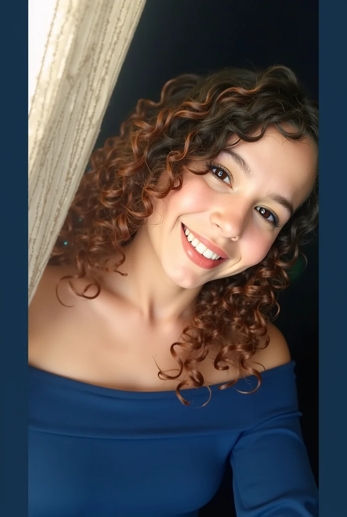 Mulher sorridente com cabelo cacheado e blusa vermelha cabelos cacheados castanhos