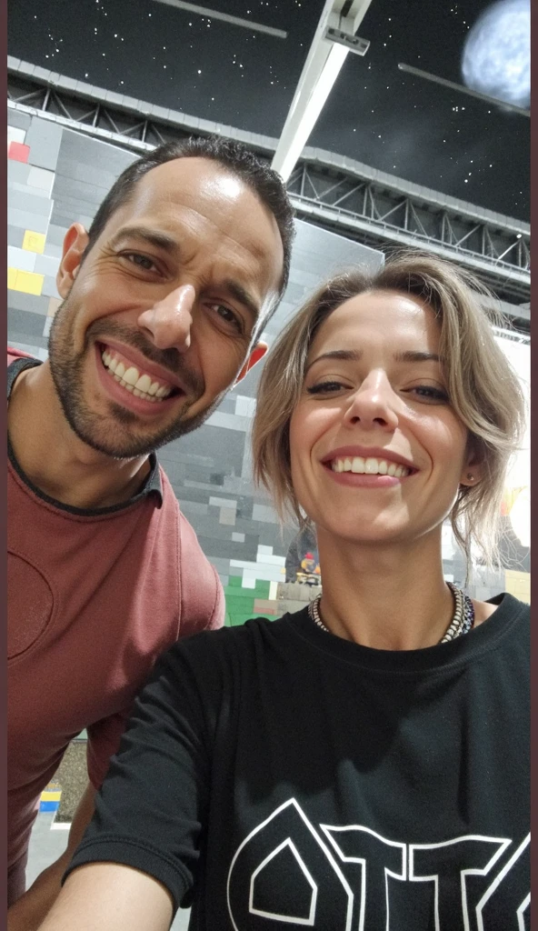Foto de um homem que levou chifre , And a blonde woman behind smiling