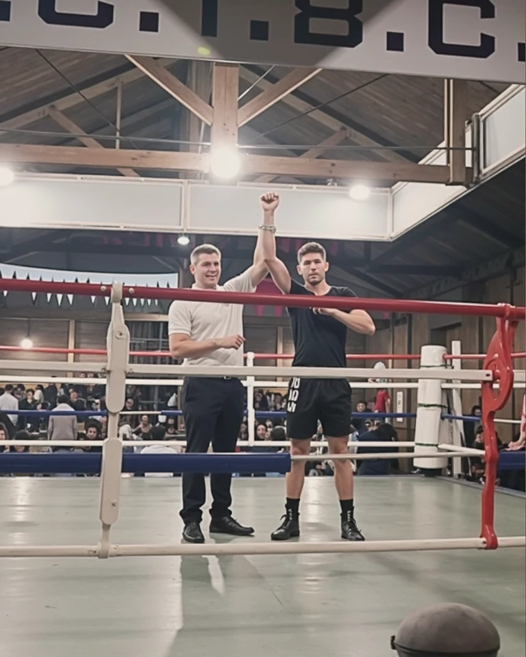 Steve Jobs face to face with Mark Zuckerberg in a ring with gloves on his hands indicating a fight. Imagem mostrando apenas da cintura para cima, both are facing the camera side by side