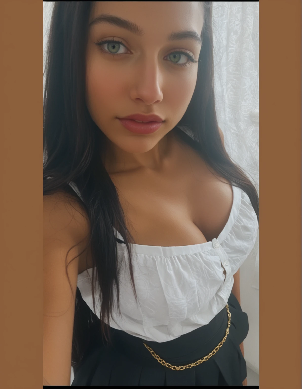 Mulher branca, cabelo liso e preto e olhos azuis