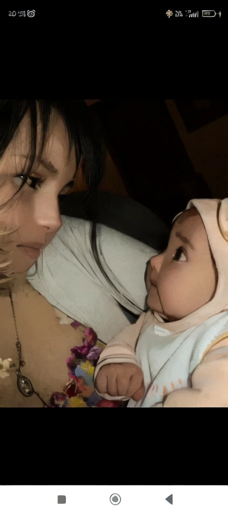 There is a woman and a baby lying on a bed, imagem de qualidade muito baixa, looking-into-camera, Foto POV, crawling towards the camera, muito bobo olhando, feliz com a boca aberta, Looking at camera!!!, !! looking at the camera!!, foto de baixa qualidade, looking-into-camera, fotografia, deitada de costas, muito animado