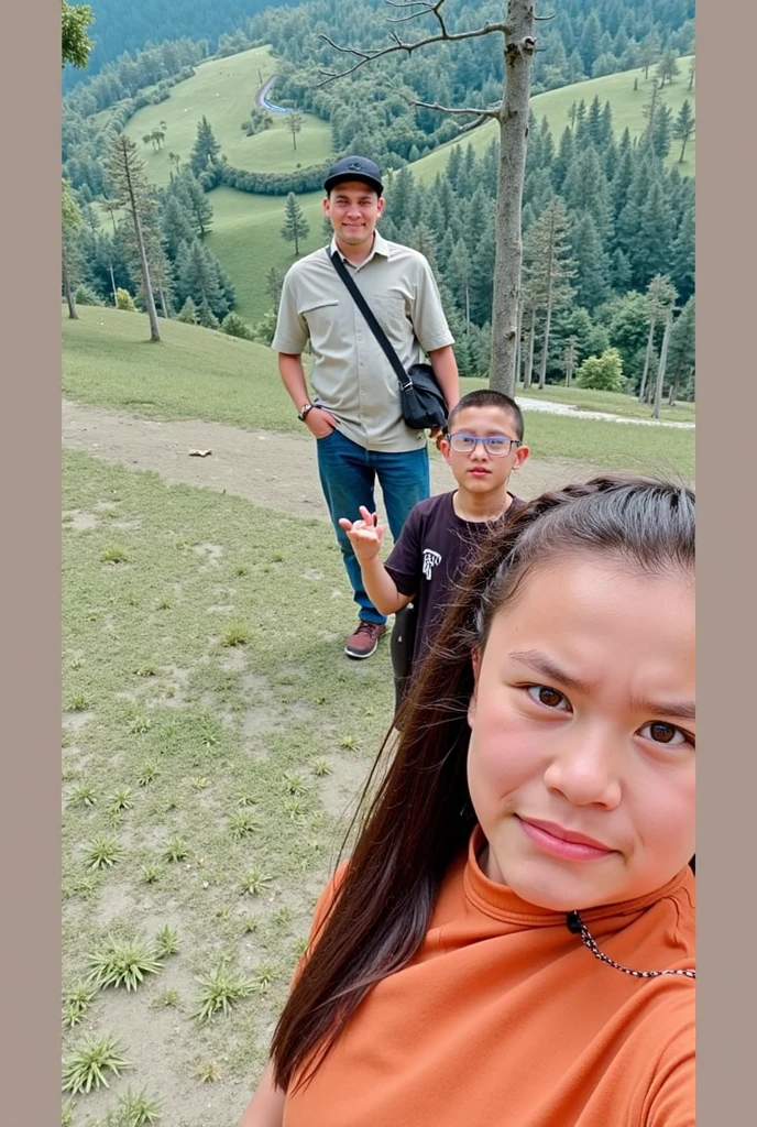 There are two people and a child posing for a photo, com montanhas ao fundo, com montanhas no fundo, Montanhas ao fundo, Moutain no fundo, Parque em segundo plano, com montanhas como pano de fundo, com um parque ao fundo, Colinas ao fundo, montanha ao fundo, algumas montanhas ao fundo, Epic mountains in the background