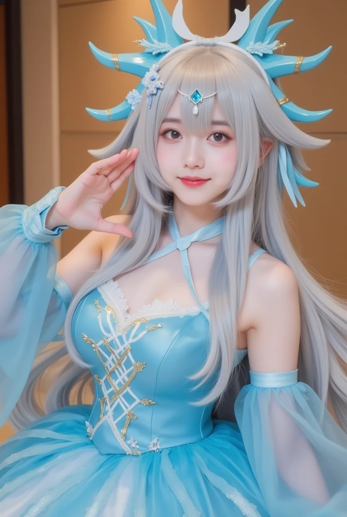 Uma mulher com cabelo branco e mechas azuis, uma coroa no formato de estrela, a braid with a star clip and elf ears, seu olho direito esta fechado, seu olho esquerdo tem a cor azul, ela veste uma roupa de banho branca com detalhes azuis e dourados, Pantyhose on the right leg, uma meia branca na perna esquerda com detalhes dourados e babados azuis, uma capa no formato de asas, a background of a starry sky