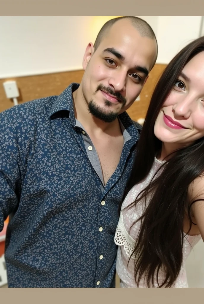 Casal, brancos, homem com barba, mulher cabelo turquesa, sorrindo