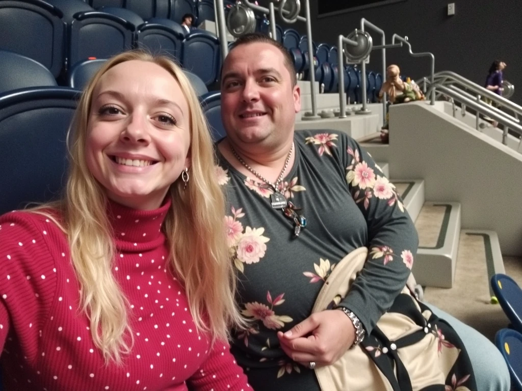 Um casal sorridente comemorando o pedido de namoro