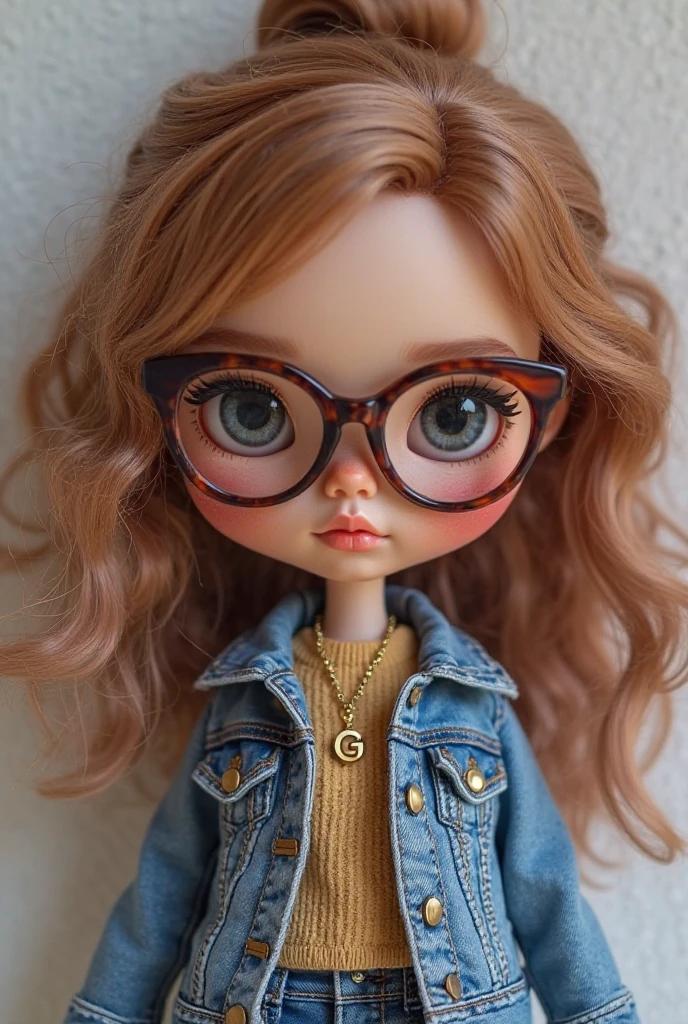 blythe doll with medium short brown hair with many blondes without hair on her head with black glasses dressed in animal print