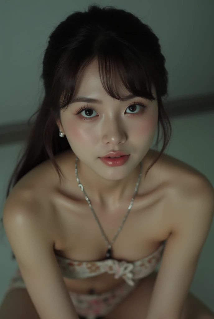 um close up de uma mulher com um vestido branco e uma pena, Lalisa Manobal, Wenfei Ye, lindo rosto delicado, Xintong Chen, Jinyoung Canela, young adorable korean face, dilraba dilmurat, maquiagem sul-coreana popular, young cute wan asian face, Xision Wu, Yanjun Chengt, Chengyou Liu