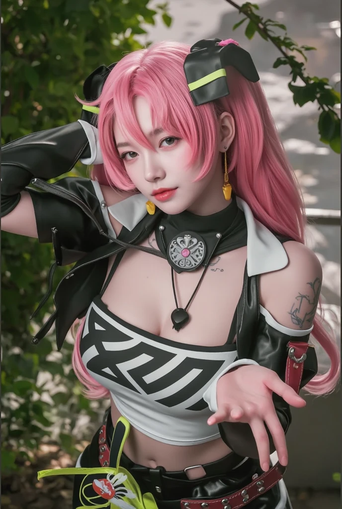 Close-up of a woman with pink hair and a black-orange outfit., vi จาก League of Legends, vi from secret, cosplay, ซามิราจาก League of Legends, It&#39;s an Overwatch character., anime girl cosplay, Matte pink armor, Katarina from League of Legends, anime cosplay, anime characters; Whole body art, เซนน่าจาก League of Legends, pink iconic character
