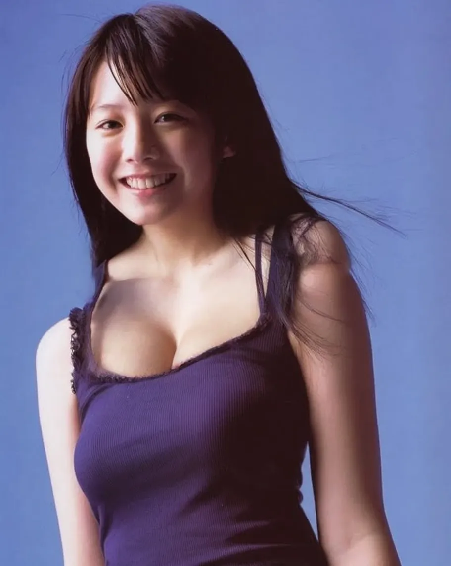 Japanese Beauty、Idol、20-year-old、Big Breasts、valley、Black shirt、Open collar、