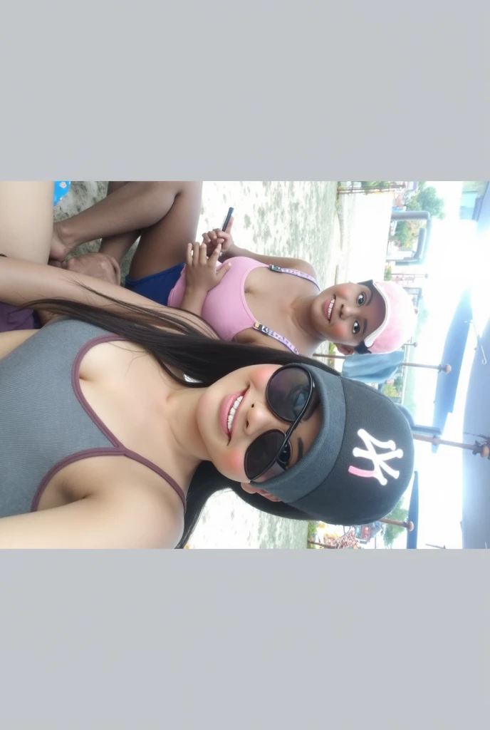 there are two women posing for a picture en la playa,
