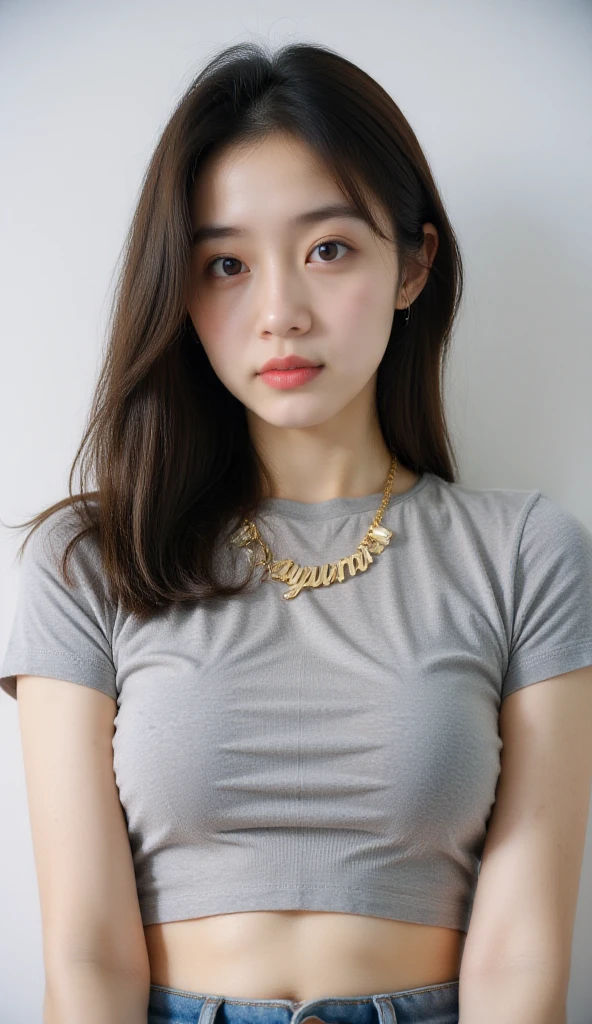 (On a table, Best quality at best, realistically, ultra - detailed, meticuloso, A high resolution, 8k wallpaper), Close-up portrait of a beautiful woman, Chariada, Smiling, light brown messy hair, Perfect dynamic composition, 美丽meticuloso的眼睛, Just like the cover of a fashion magazine, On campus