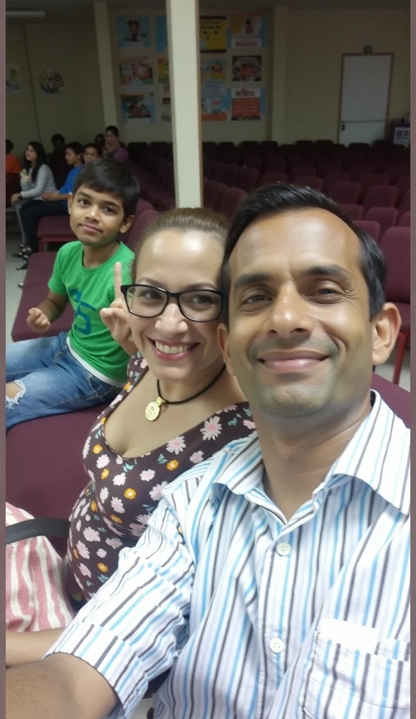 Smiling woman and boy sitting in front of a laptop, in office, with a ???, foto do perfil, Jayison Devadas, foto de perfil, at office, competition winning, Selfie!!!!!, facebook post, imagem de perfil, Directed by: Samuel Silva, Directed by: Emerson Silva, Directed by: Willian Murai, imagem desfocada, imagem antiga, foto Selfie, In Sao Paulo