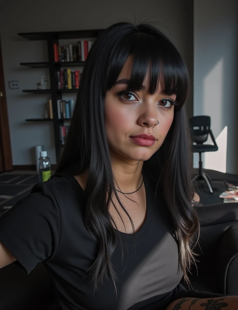 Woman(30 anos), 1girl, cabelo ondulado preto, Contato com olhos negros, mini vestido de cetim, light azul, azul, Grampo, colar de diamantes, gloss, s office, mama gigantesca, Peitos grandes, Oppai,
