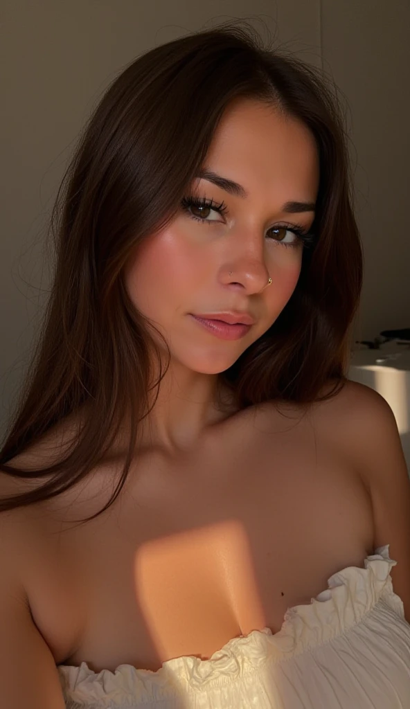 une femme colombienne 24ans, avec les yeux vert, en lingerie sexy, cheveux maron, Hair Loosen, de face