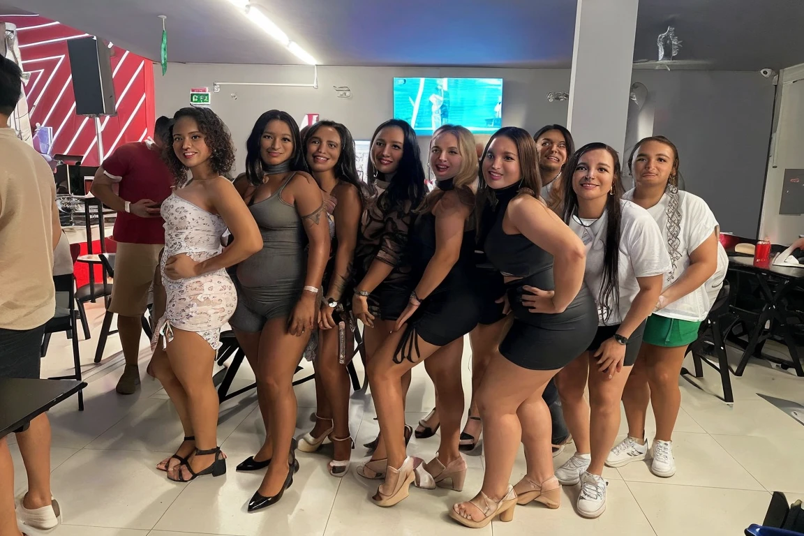 um grupo de mulheres posando nuas em uma rua At night, university students, posing for playboy photo shoot, Garotas fofas, latinas, At night, em uma rua, lit from behind, em uma rua at night, in a sequence, posando para uma foto, festa de faculdade, na frente da casa, At night, depois da chuva e sem garotas, assunto completo na foto e se auto masturbando, linda e nuas pela cidade , andando de carro e nuas , nuas no meu pau, naked fucking her own pussy