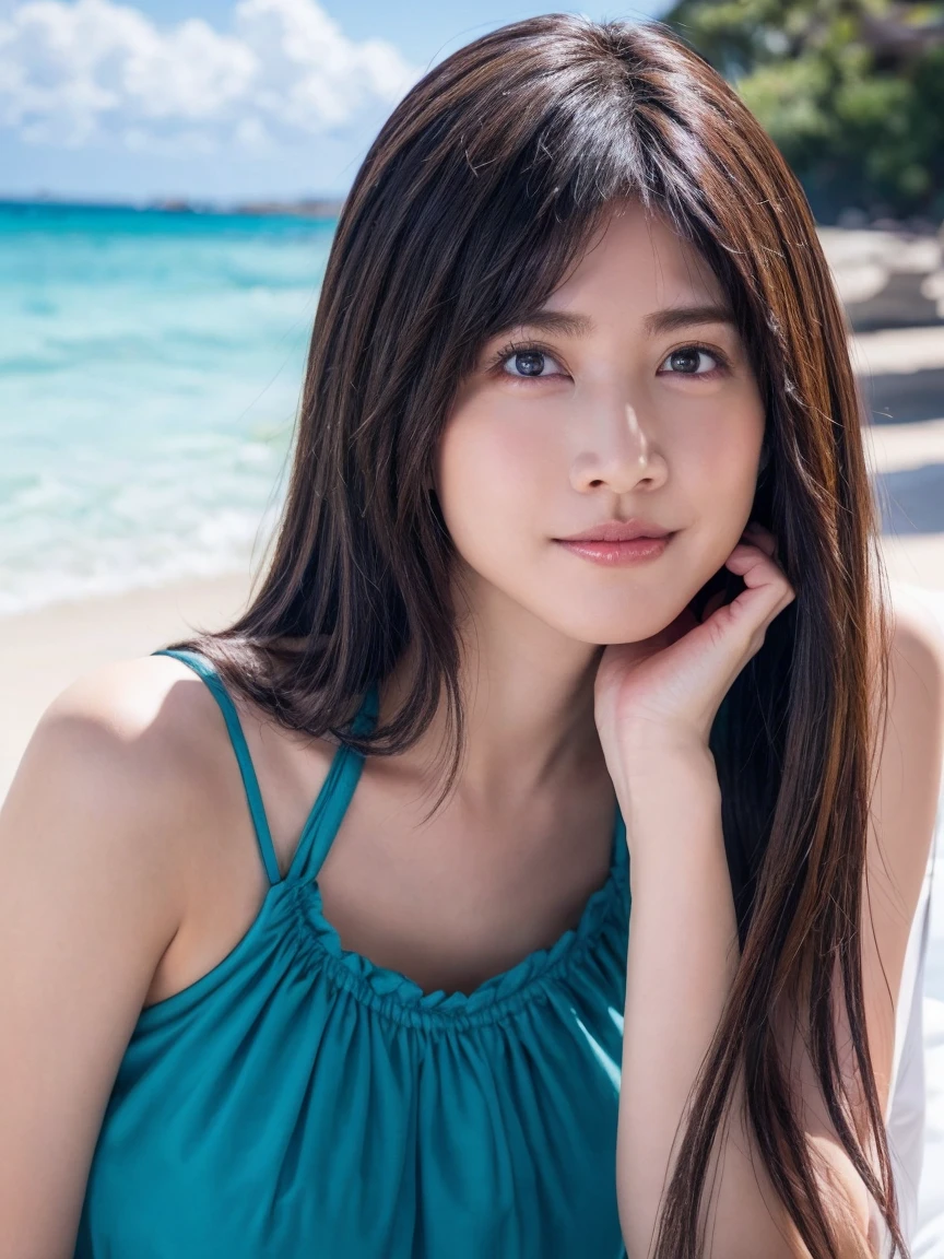 A woman looking at the camera with a natural smile。With a relaxed look、Long black hair。Shooting at the beach with waves lapping in the background Shot from a low angle、The beach is the background。Natural light。