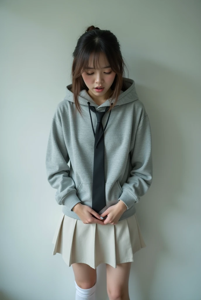 sexe entre deux femme sexy et mince de 18 ans , short sleeve hoodie, dans une salle de classe , casquette, ,jambe visible,se touche
