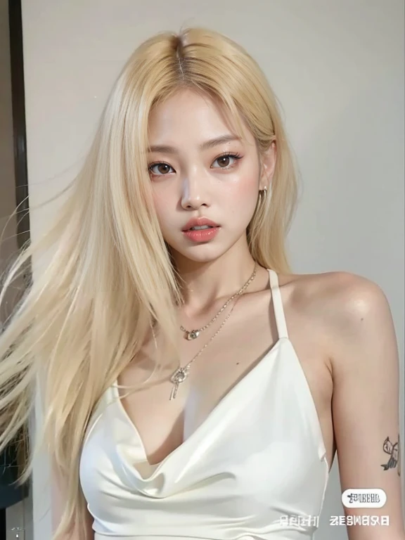 mujer rubia con pelo largo sentada en una mesa con una copa de vino, Parque Roseanne de Blackpink, ulzzang, cabello rubio muy, very pale, pale fair skin!!, maquillaje popular de Corea del Sur, pale skin curly blond hair, Jinyoung Shin, Jaeyeon Nam, Heonhwa Choe, con cabello largo y rubio, con el pelo largo y blanco, con pelo largo blanco