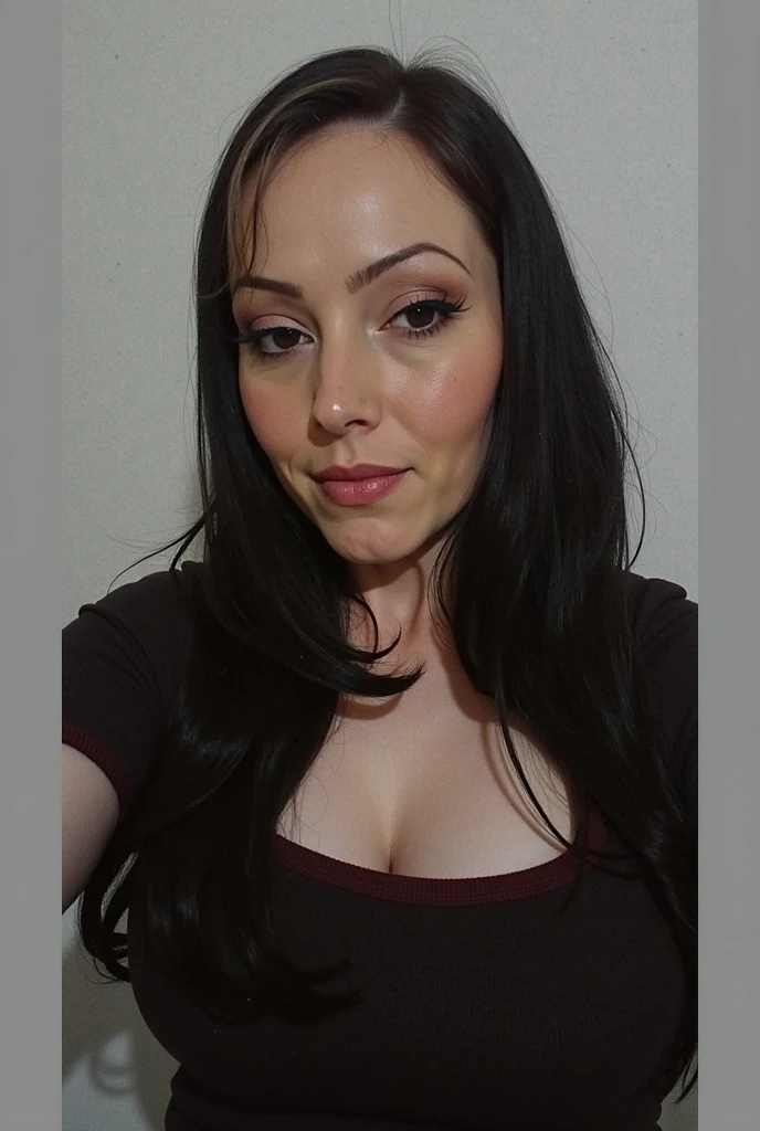 mulher com cabelo preto e um top preto posando para uma foto nua, sexy