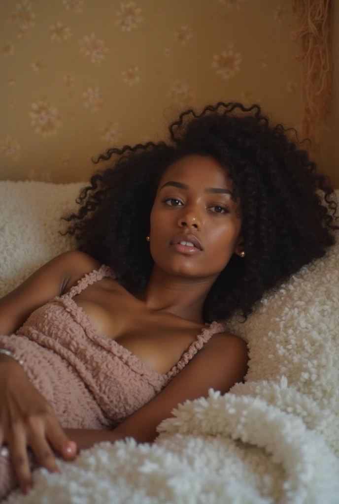 Un,cheveux bruns, Cheveux courts, yeux violets, Jeune 20 ans, lingerie sexy , t, pleurs, male, pose dynamique, seulement