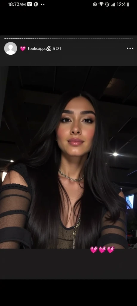 mulher arafed com cabelo escuro longo e um top preto, Violeta Myers, Webcam footage, 18 anos de idade, video tiktok, ela expressando alegria, lindo rosto latina, she is smiling and excited, qualidade muito muito baixa, em uma regata branca cantando, Webcam, shot on Webcam, Retrato de Sophie Mudd, low quality video, ela tem um rosto fofo