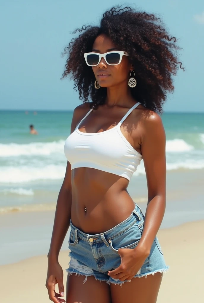 Modelo rusa de cabello negro y ropa interior color negro, acostada en la arena con el mar de fondo