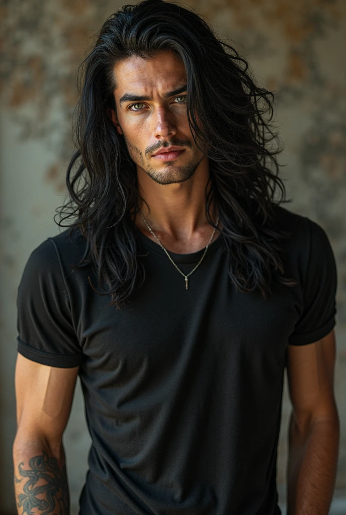 Um garoto com mullet, cabelo preto, se masturbabdo