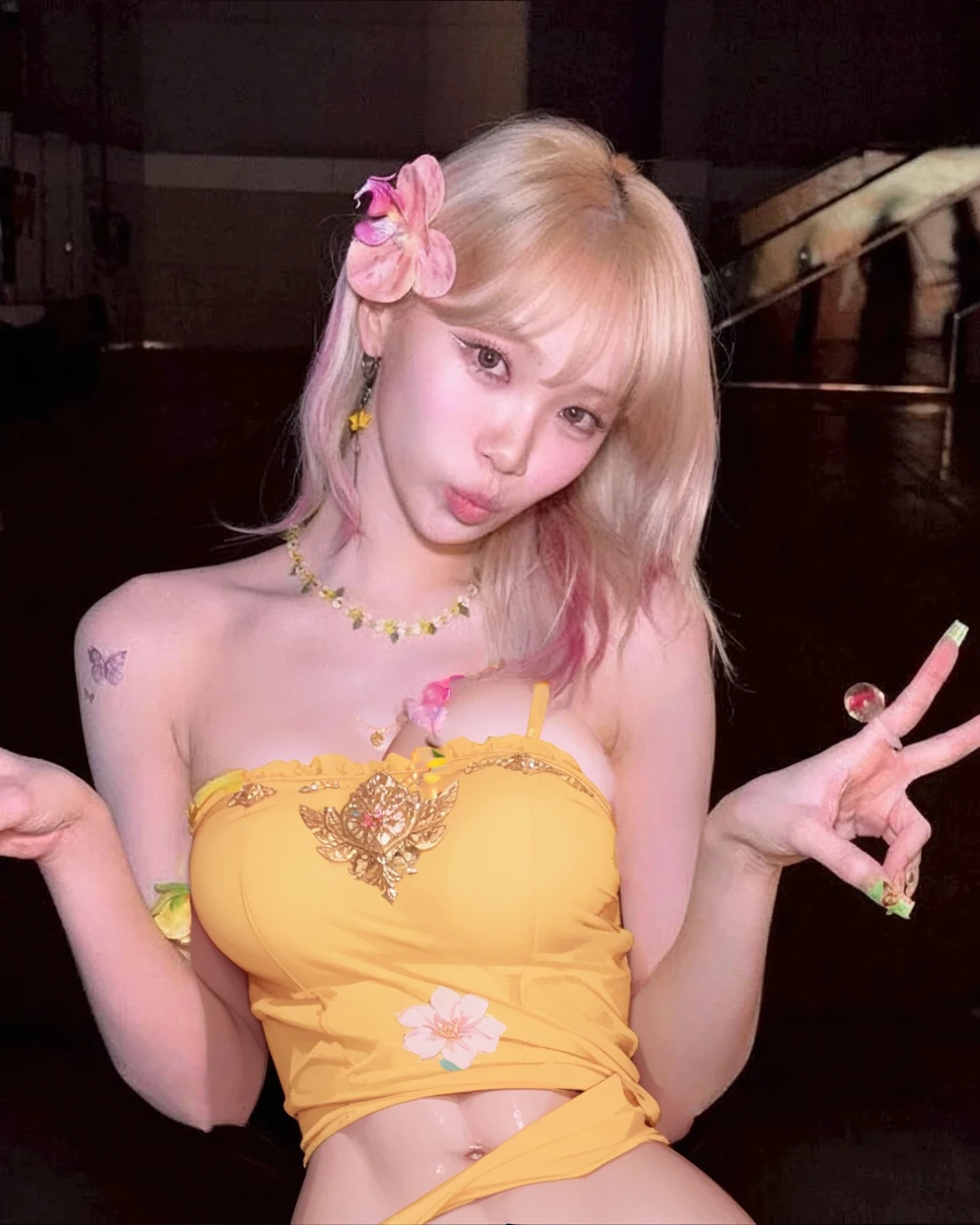 ((Large Breasts:1.3)),(Highly detailed body、Highly detailed face、highest quality:1.2)、woman、Looking at the audience、(Yellow and yellow-green gradient hair color、Laughter、14 years、Piercing of bird feathers up to the shoulder、necklace、colorful)、(There are lots of pineapples in the background)