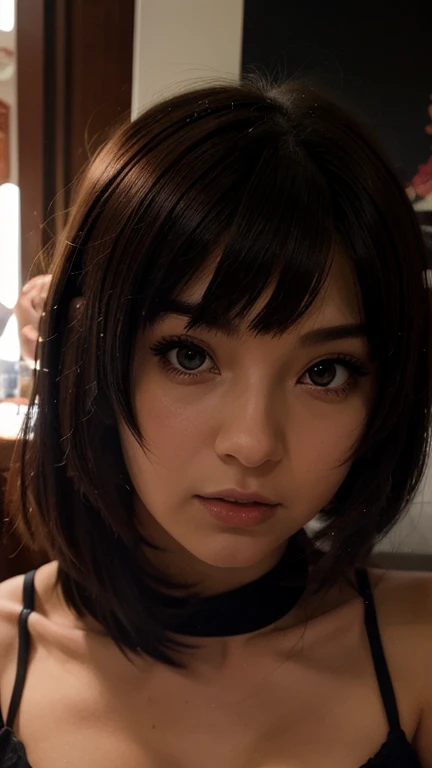 Imagen anime de my hero academia con una chica de cabello cae oscuro corto y ondulado, ojos amarillos brillantes y pecas, con un lunar arriba de los labios y vestida con el uniforme de la UA