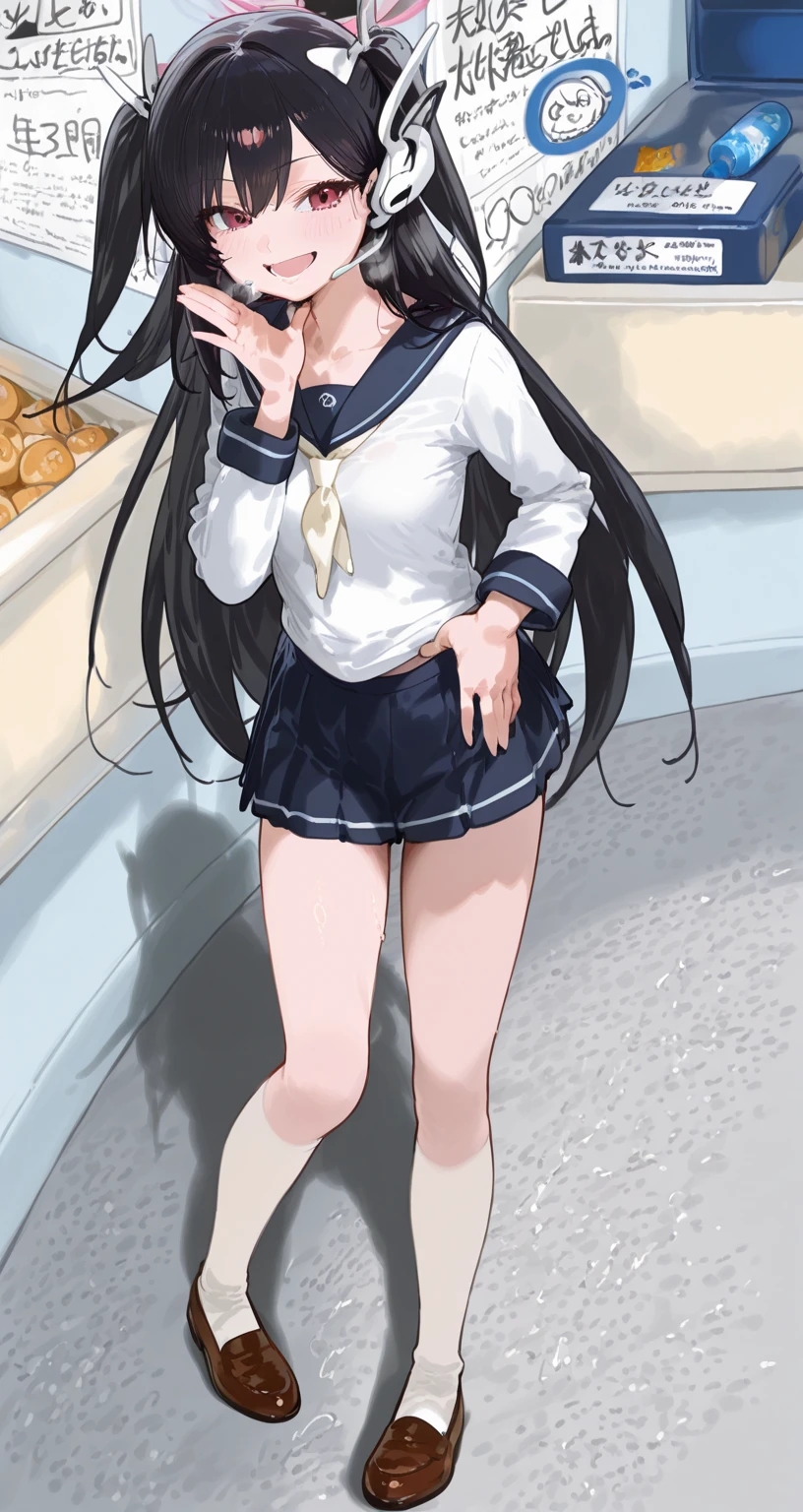 Mizushima Asa, who has big breasts and beautiful legs, is wearing a miniskirt uniform and her light blue and blue striped panties are visible. She is sitting on a chair with her legs spread wide and smiling.。