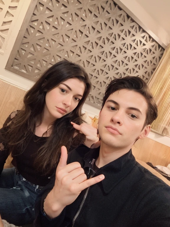 Joven pareja emo ella es mexicana y el es polaco muy hermoso, el mide 6.7 pies y ella mide 5.4 pies, make them by taking a selfie selfie , at the airport in Mexico, foto de frente 
